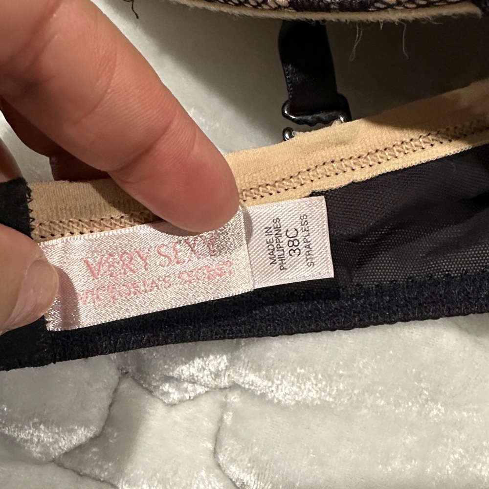 Victoria's Secret Black and Tan Lace Bra - Picture 2 of 7